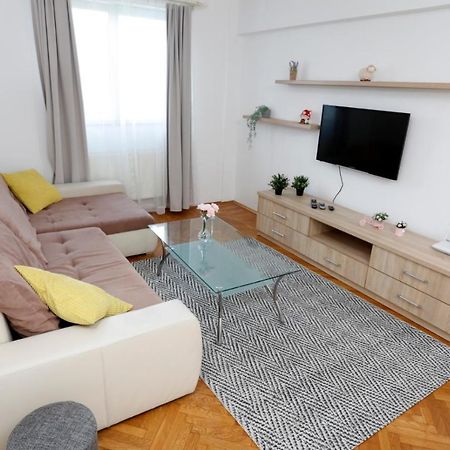 Rico'S 3 Bedroom City Center Apartment Bucarest Esterno foto