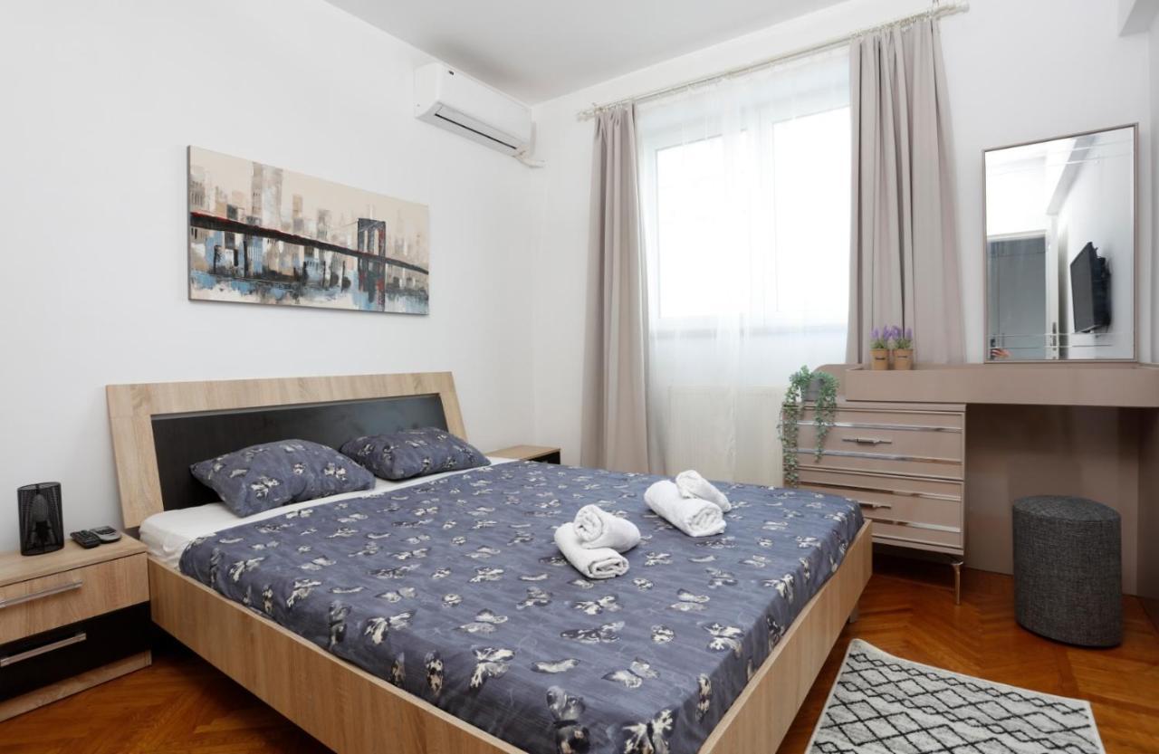 Rico'S 3 Bedroom City Center Apartment Bucarest Esterno foto