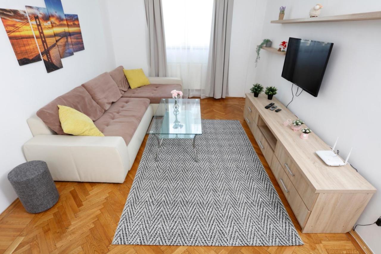 Rico'S 3 Bedroom City Center Apartment Bucarest Esterno foto