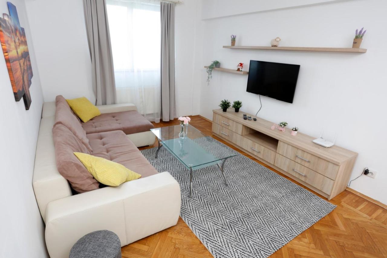 Rico'S 3 Bedroom City Center Apartment Bucarest Esterno foto