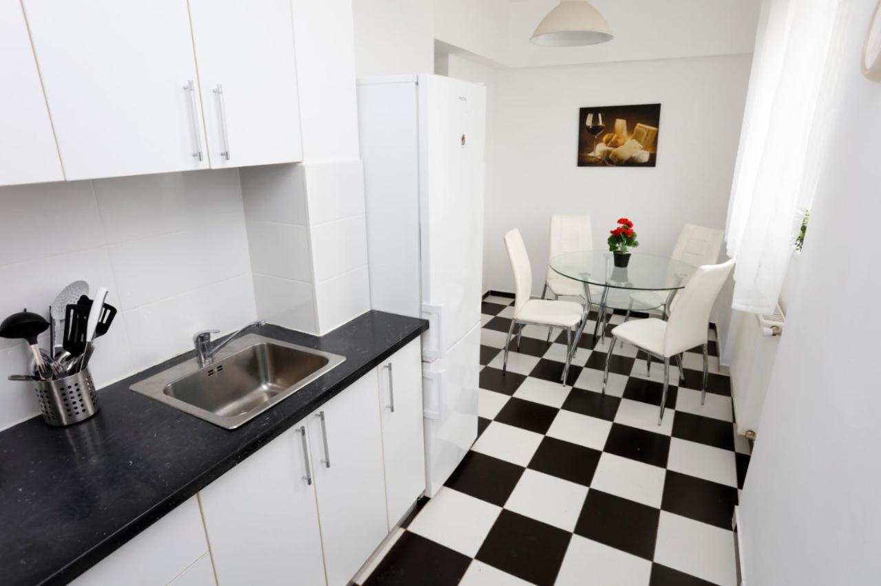 Rico'S 3 Bedroom City Center Apartment Bucarest Esterno foto