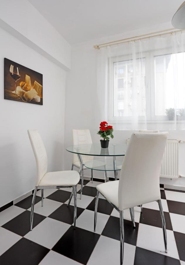 Rico'S 3 Bedroom City Center Apartment Bucarest Esterno foto