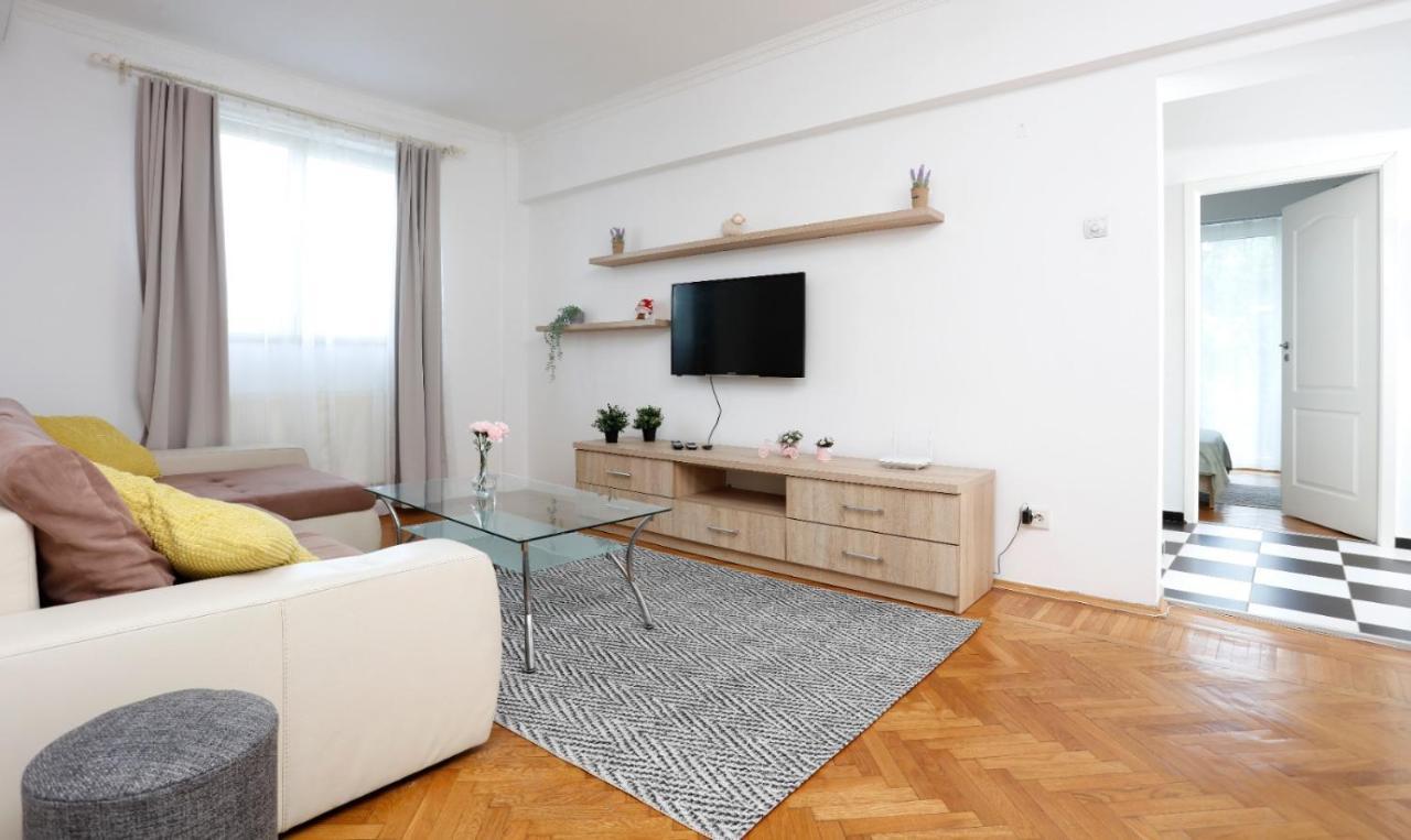 Rico'S 3 Bedroom City Center Apartment Bucarest Esterno foto